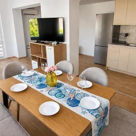 Apartment Spacious & Quiet 3br Apartment, Center & Sea Garden *