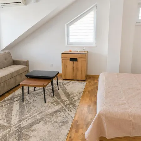 Spacious & Quiet 3br Apartment, Center & Sea Garden Apartment